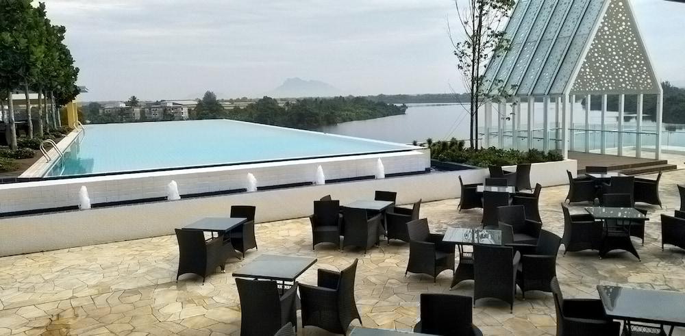 Ucsi Hotel Kuching Exterior photo