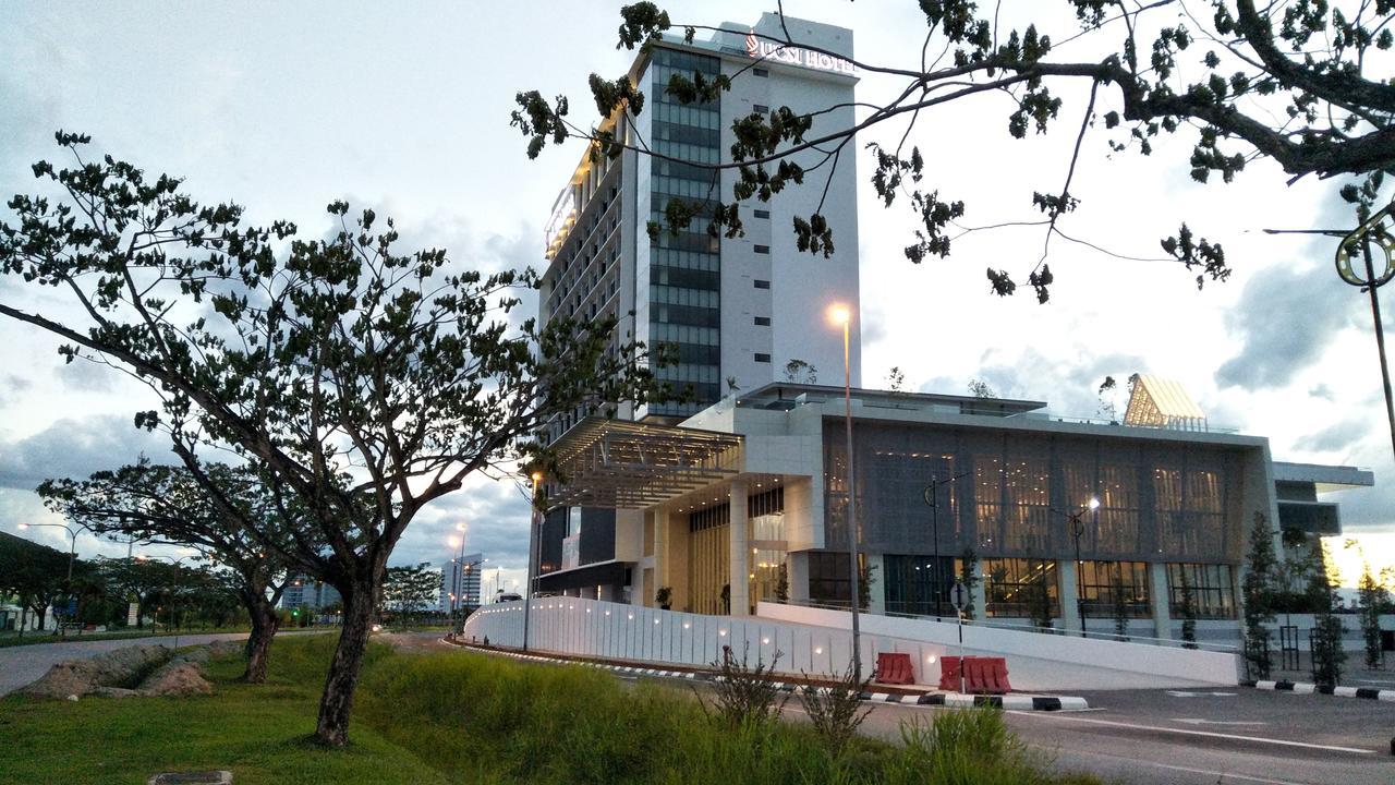 Ucsi Hotel Kuching Exterior photo